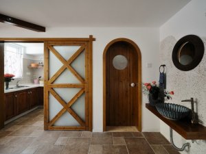 美式乡村风格厨房实木推拉门装修效果图  多层实木门图片