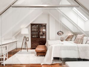 北欧风卧室实木门装修效果图 卧室玻璃平开门效果图